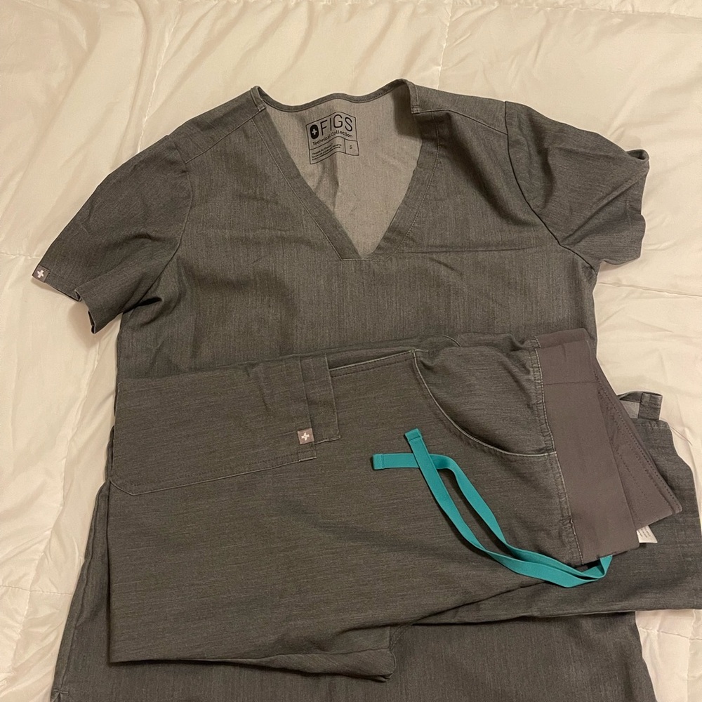FIGS scrub set